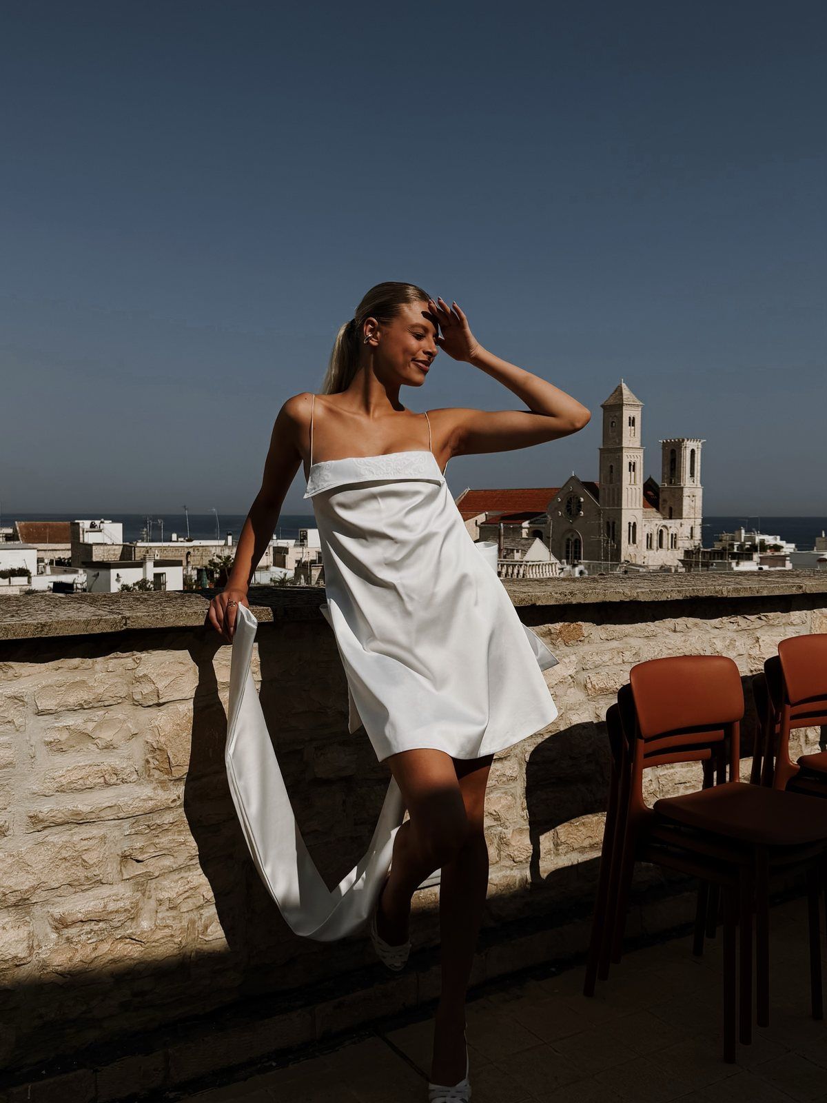 Abito da cerimonia corto in mikado con lungo strascico, terrazza sul mare di Giovinazzo